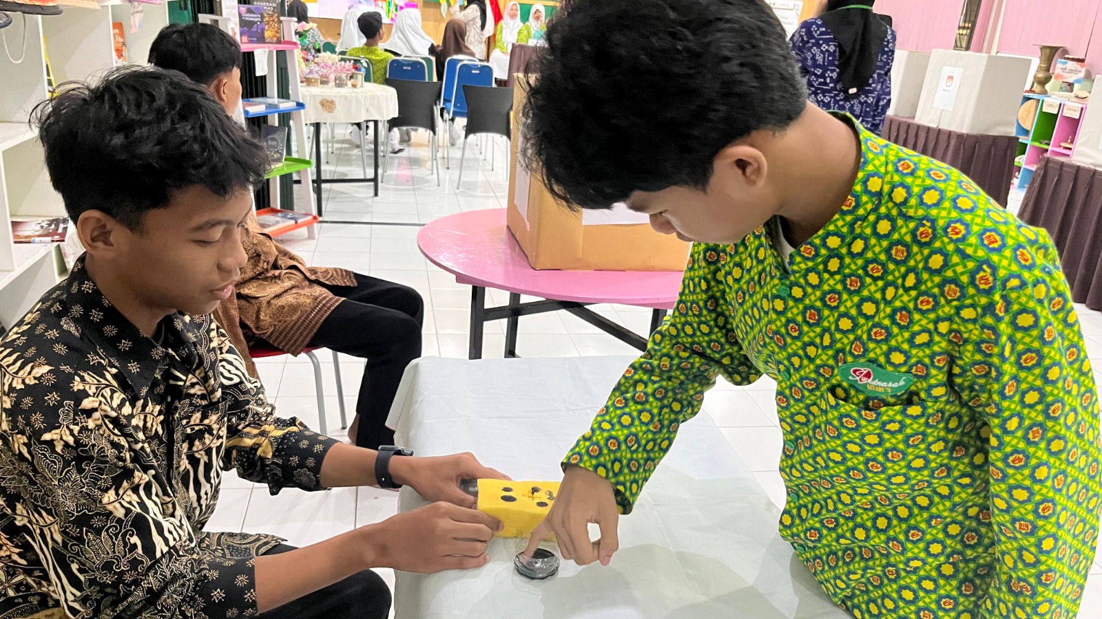 Sekali Celup, Bukti Demokrasi! Murid MTsN 9 Bantul Gunakan Hak Pilih di Pemilos 2026